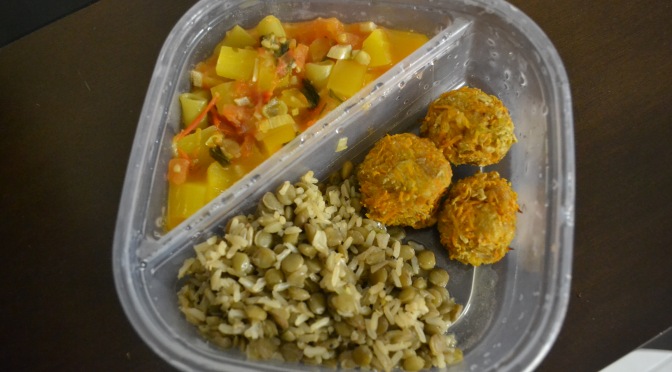 Refeição sem carne: Arroz com lentilha, preparado de mandioquinha e bolinhos de legumes